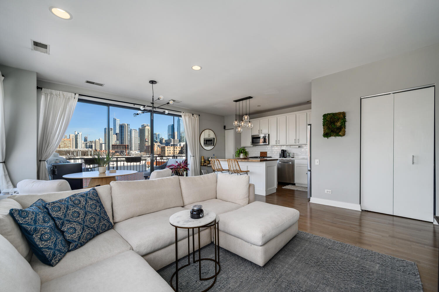 859 W Erie Street 501