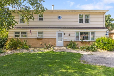 Tiny photo for 309 E Walnut Street, Roselle, IL 60172 (MLS # 12746415)