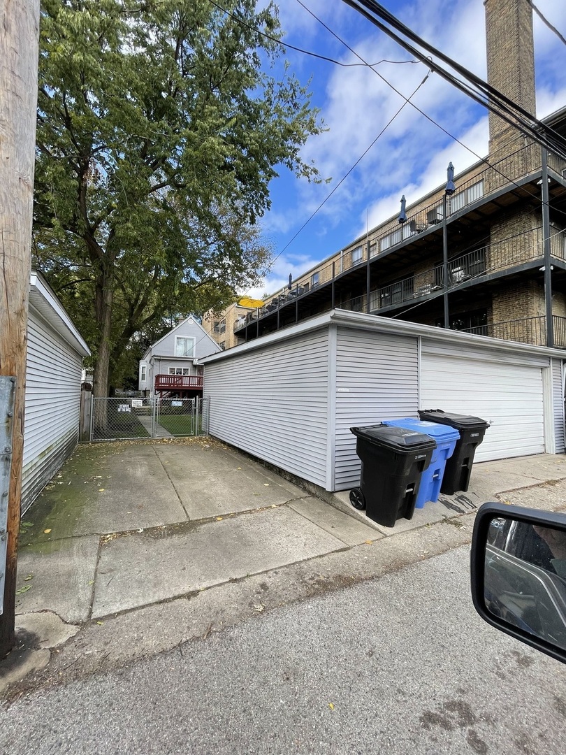 6065 N Hermitage Avenue