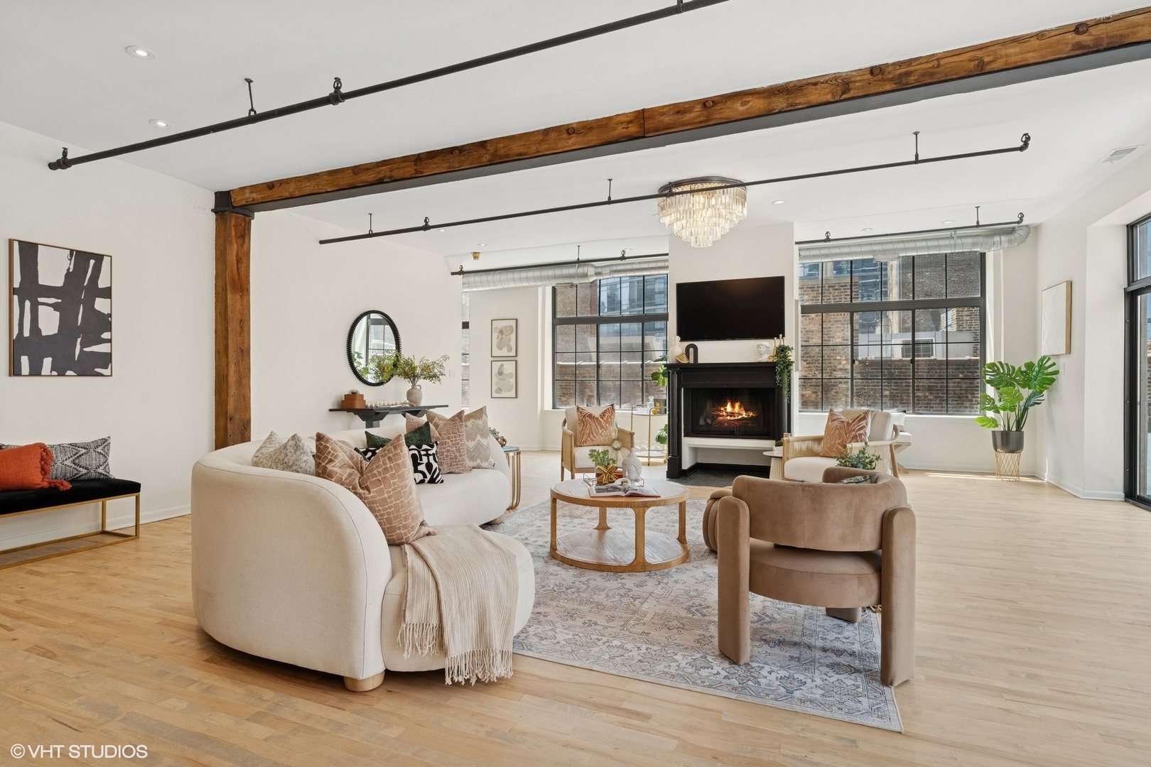 215 W Illinois Street 5C