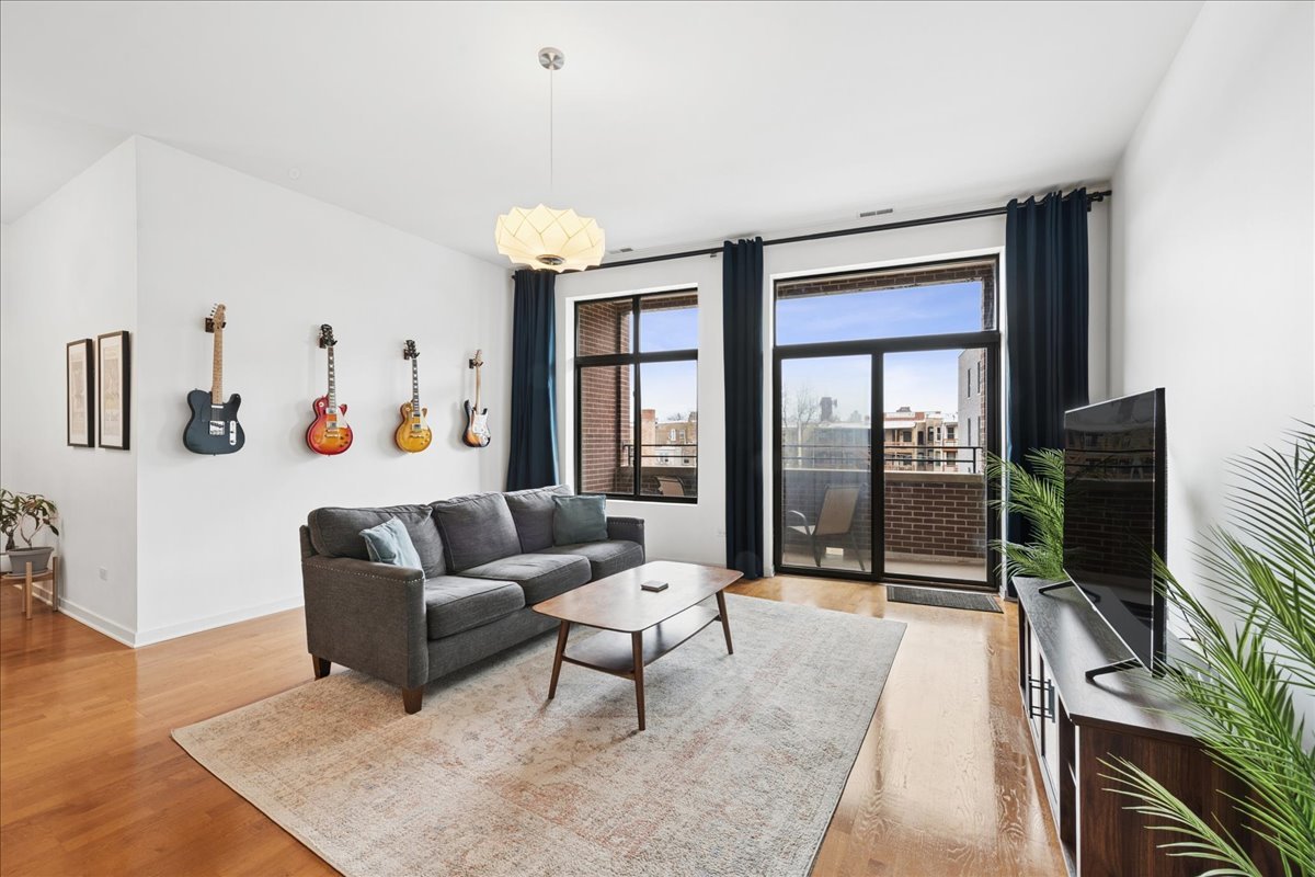 4420 N CLARK Street 302