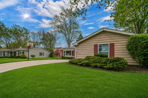 Tiny photo for 401 Greentree Parkway, Libertyville, IL 60048 (MLS # 12619962)