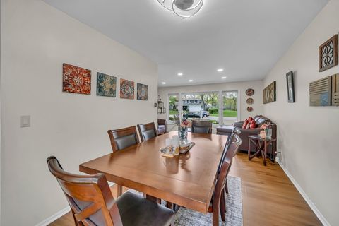 Tiny photo for 401 Greentree Parkway, Libertyville, IL 60048 (MLS # 12619962)