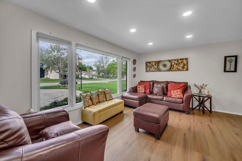 Tiny photo for 401 Greentree Parkway, Libertyville, IL 60048 (MLS # 12619962)