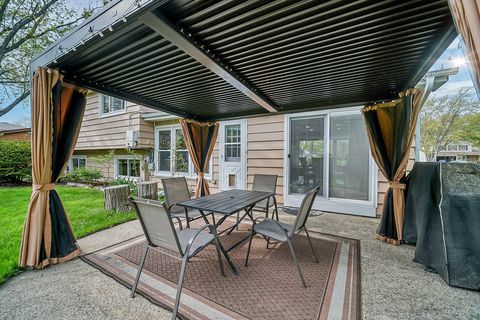 Tiny photo for 401 Greentree Parkway, Libertyville, IL 60048 (MLS # 12619962)