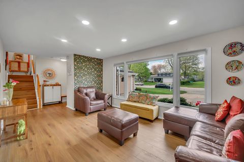 Tiny photo for 401 Greentree Parkway, Libertyville, IL 60048 (MLS # 12619962)