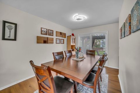 Tiny photo for 401 Greentree Parkway, Libertyville, IL 60048 (MLS # 12619962)