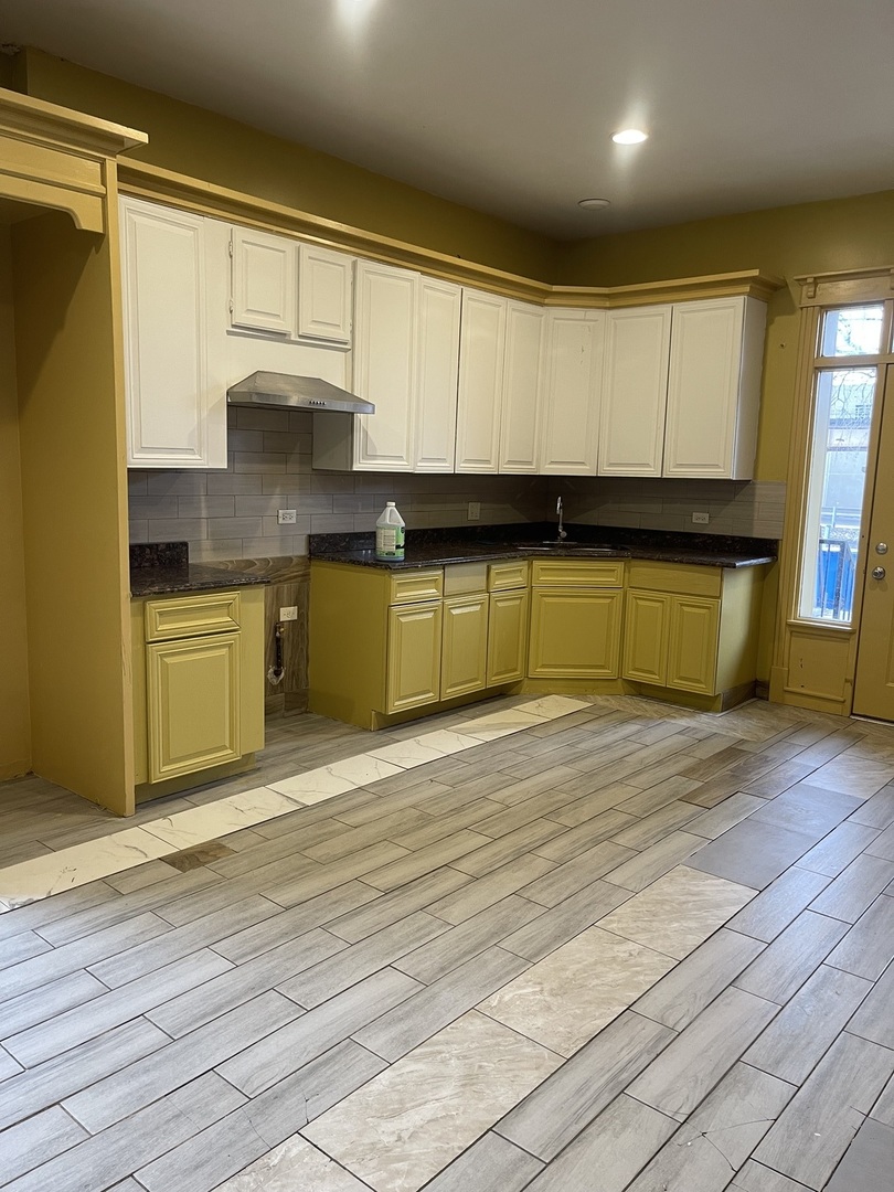 3341 W Walnut Street 1