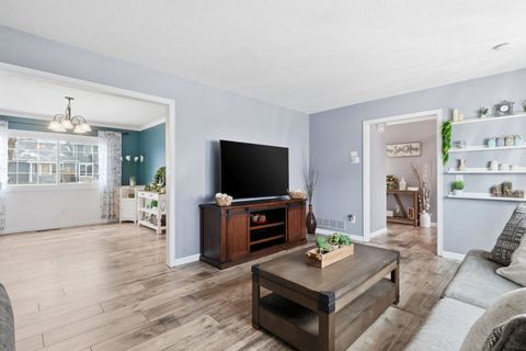 Tiny photo for 2430 Navajo Drive, Bettendorf, IA 52722 (MLS # 12557082)