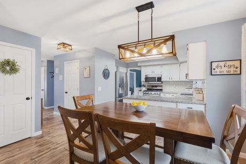 Tiny photo for 2430 Navajo Drive, Bettendorf, IA 52722 (MLS # 12557082)