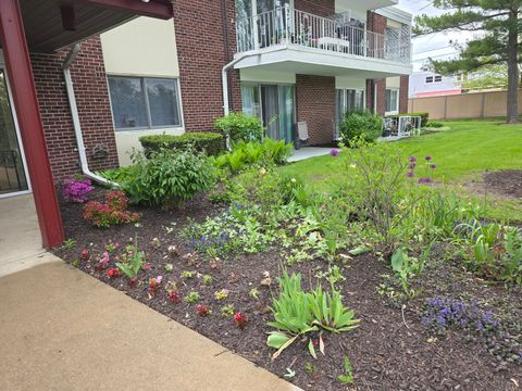 Tiny photo for 127 N Wolf Road #41A, Wheeling, IL 60090 (MLS # 12646879)