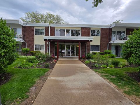 Photo of 127 N Wolf Road #41A, Wheeling, IL 60090 (MLS # 12646879)