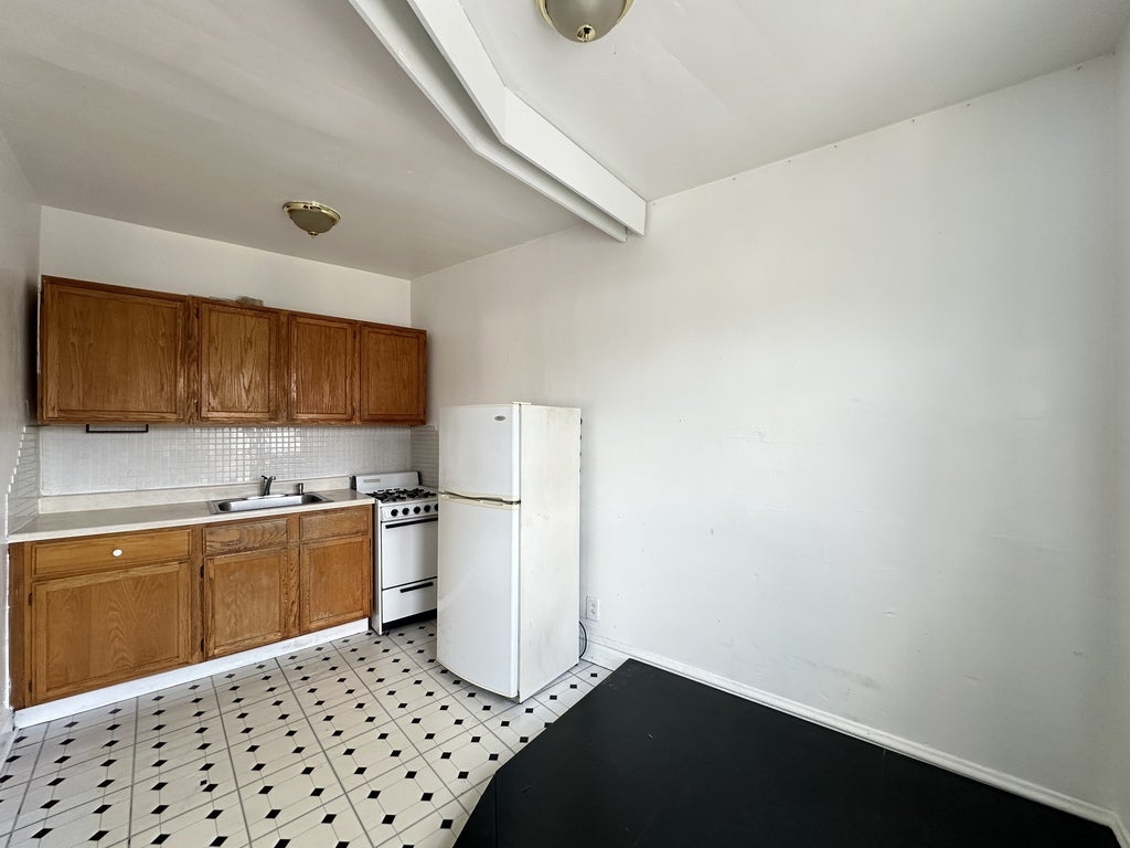 2432 N LINDEN Place 308