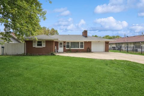 Photo of 566 Michigan Avenue, Aurora, IL 60506 (MLS # 12637291)