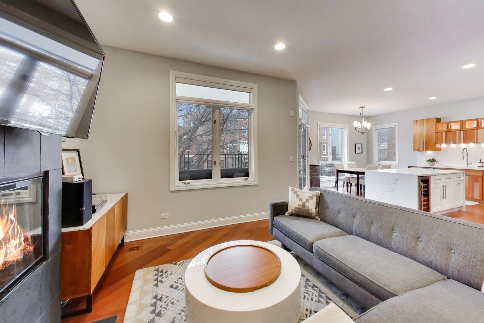 1945 N WILMOT Avenue 1F