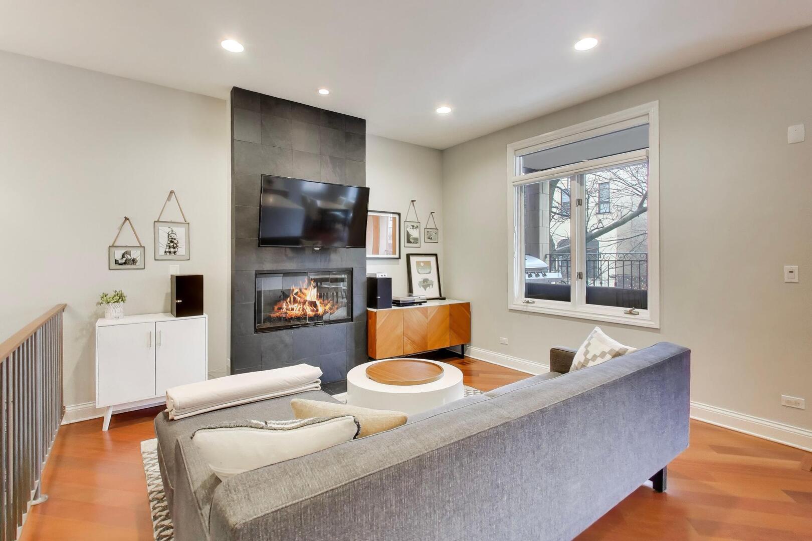 1945 N WILMOT Avenue 1F