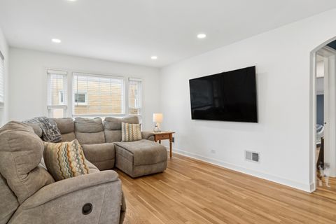 Tiny photo for 714 S Dunton Avenue, Arlington Heights, IL 60005 (MLS # 12580949)