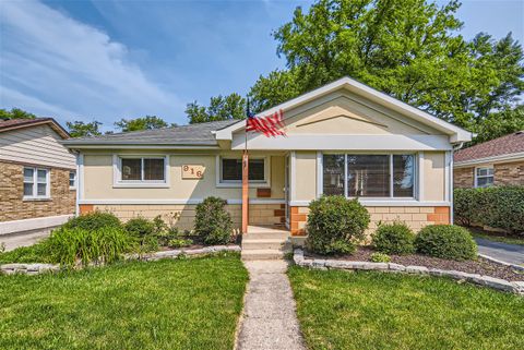 Single Family Residence in Mundelein IL 916 McKinley Avenue.jpg