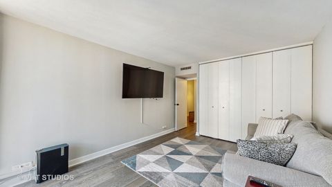 Tiny photo for 6007 N Sheridan Road #39F, Chicago, IL 60660 (MLS # 12435765)