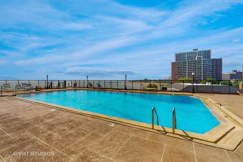 Tiny photo for 6007 N Sheridan Road #39F, Chicago, IL 60660 (MLS # 12435765)