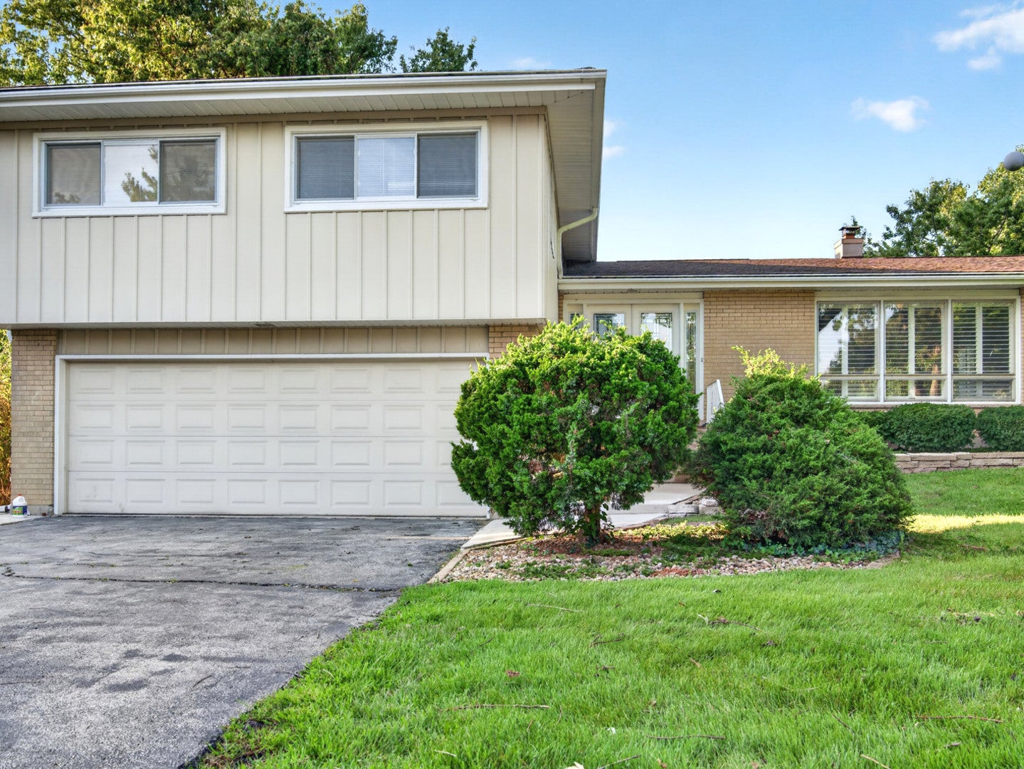 800 RIDGEMOOR Drive W