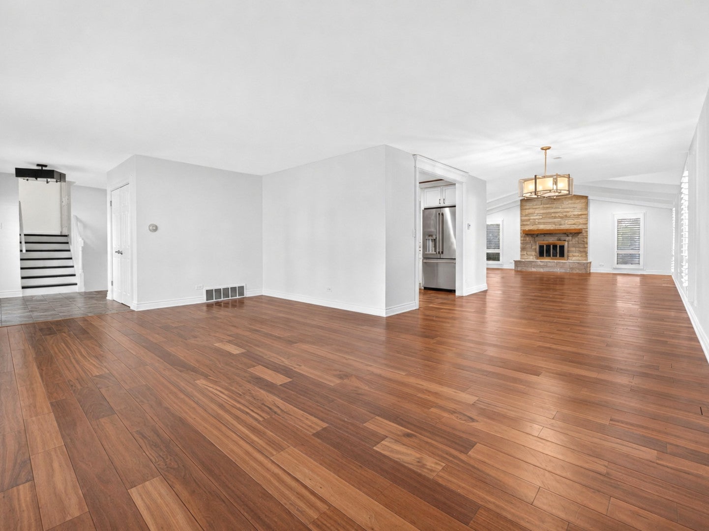 800 RIDGEMOOR Drive W