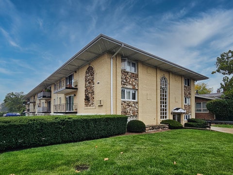 Tiny photo for 2 N Dee Road #203, Park Ridge, IL 60068 (MLS # 12774806)