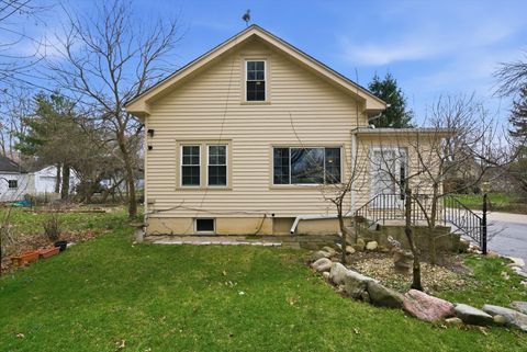Photo of 305 Circle Road, Fox River Grove, IL 60021 (MLS # 12613811)
