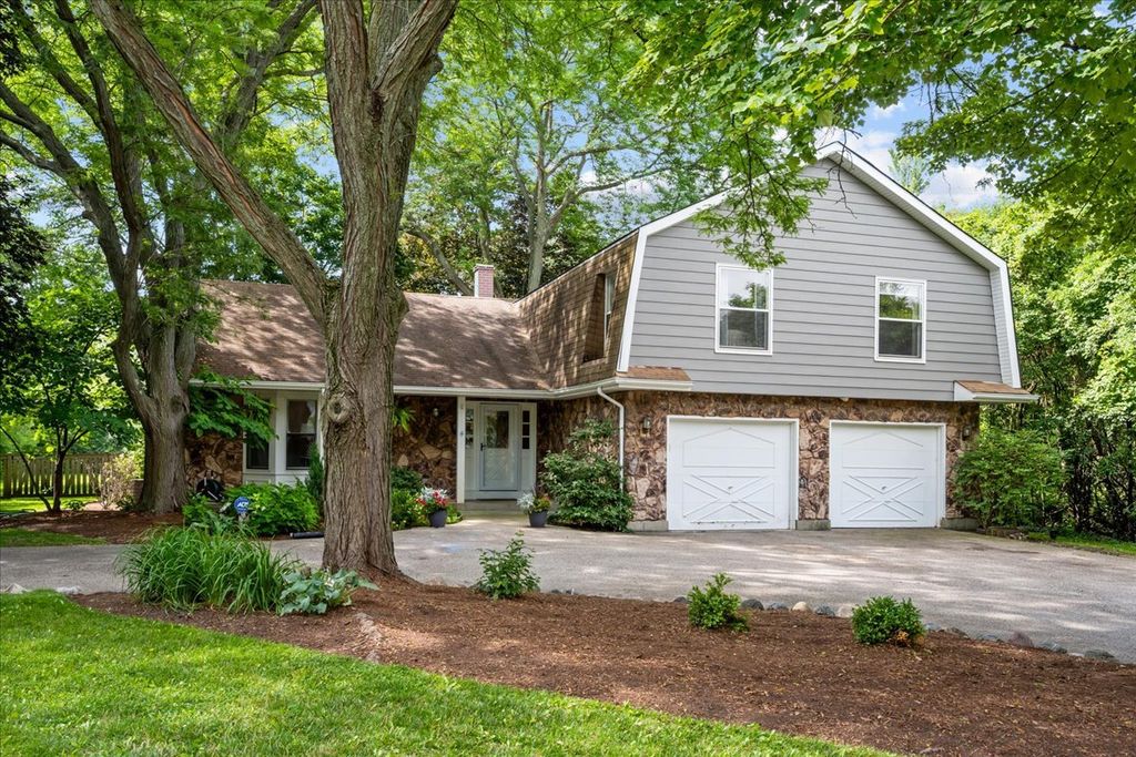 Photo for 308 Signe Court, Lake Bluff, IL 60044 (MLS # 12420599)