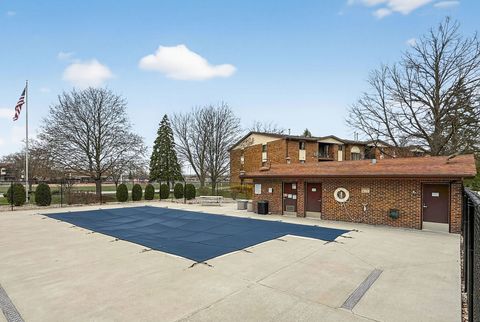 Tiny photo for 13911 Laramie Avenue #122, Crestwood, IL 60418 (MLS # 12585893)