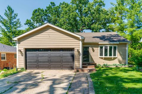 Photo of 26829 N Circle Drive, Mundelein, IL 60060 (MLS # 12464555)