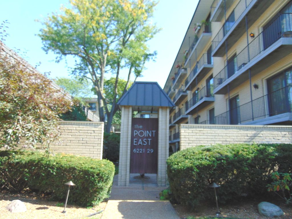 Photo for 6221 N Niagara Avenue #105, Chicago, IL 60631 (MLS # 12471297)