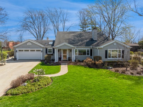 Photo of 819 S Beverly Lane, Arlington Heights, IL 60005 (MLS # 12682664)