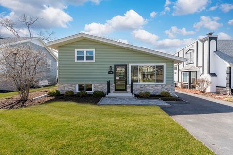 Photo of 646 W Babcock Avenue, Elmhurst, IL 60126 (MLS # 12593924)