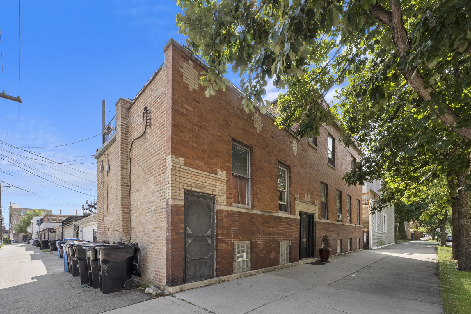 1657 N Artesian Avenue