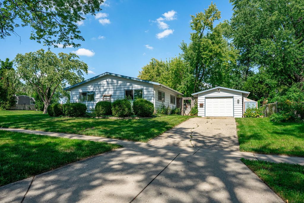 Photo for 422 Tanglewood Drive, Streamwood, IL 60107 (MLS # 12445874)