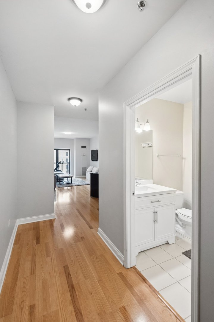 8 W MONROE Street 1209