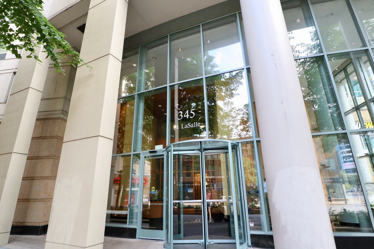 345 N LaSalle Drive 806