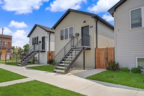 Tiny photo for 555 N Springfield Avenue, Chicago, IL 60624 (MLS # 12702046)