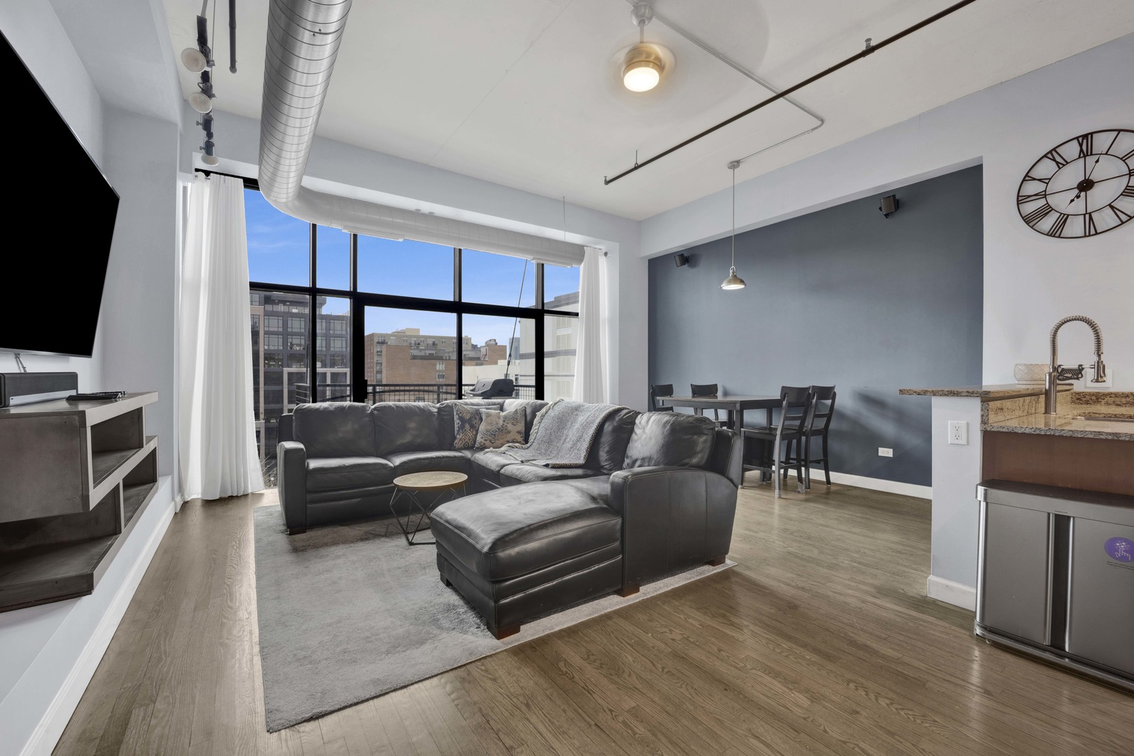 1224 W Van Buren Street 523