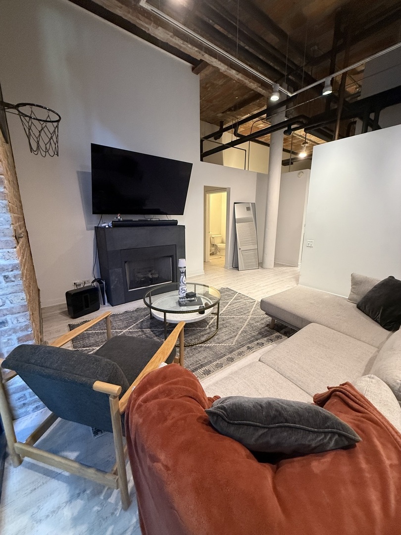 222 S Racine Avenue 207