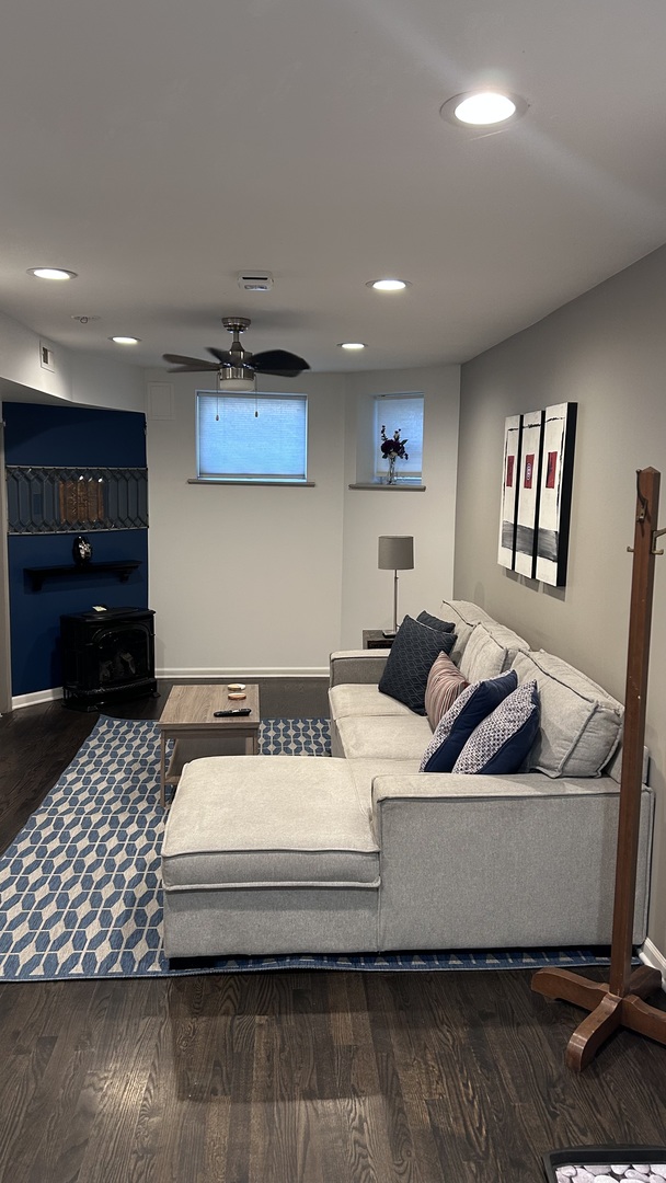 1123 W Addison Street