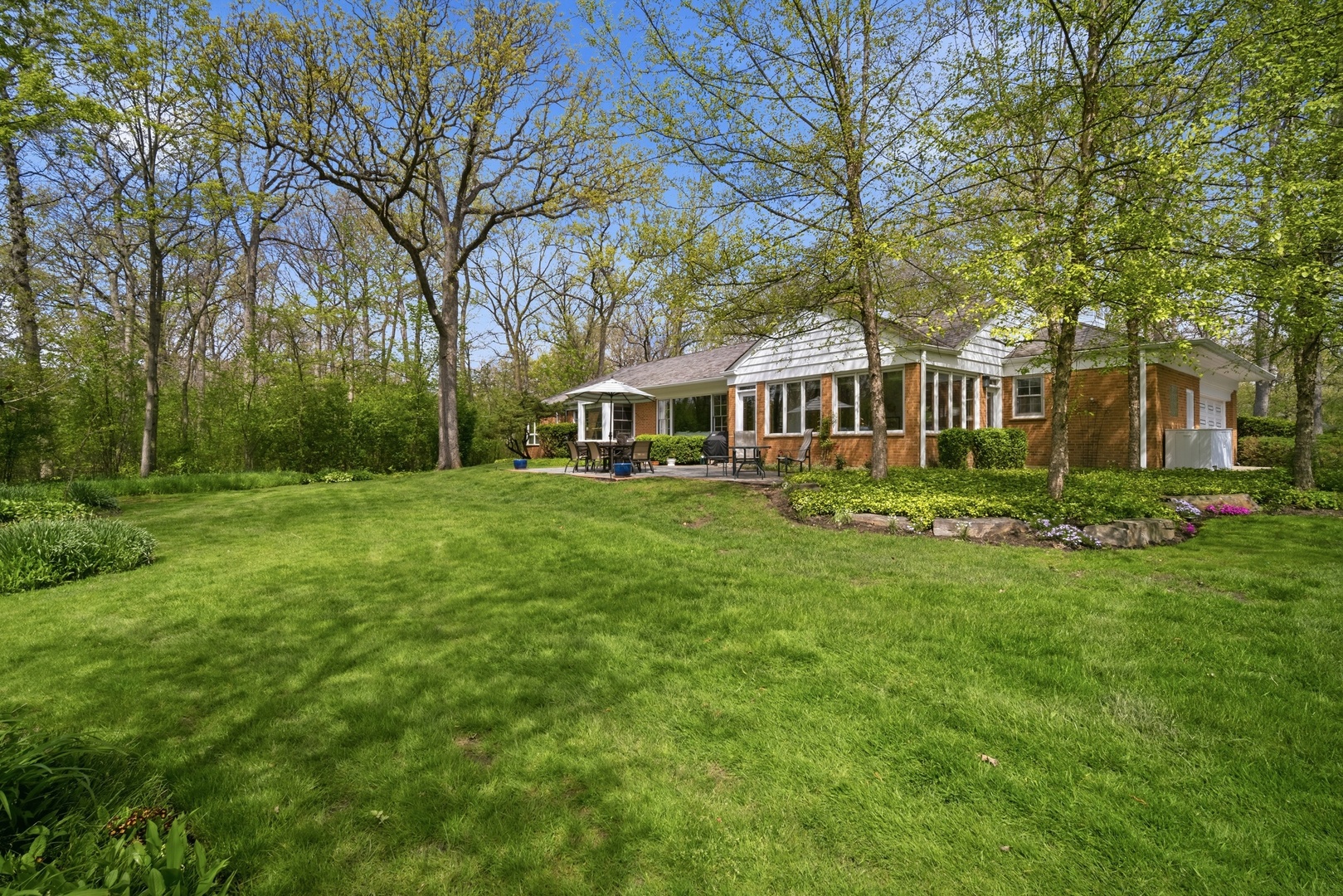 880 Hiawatha Lane