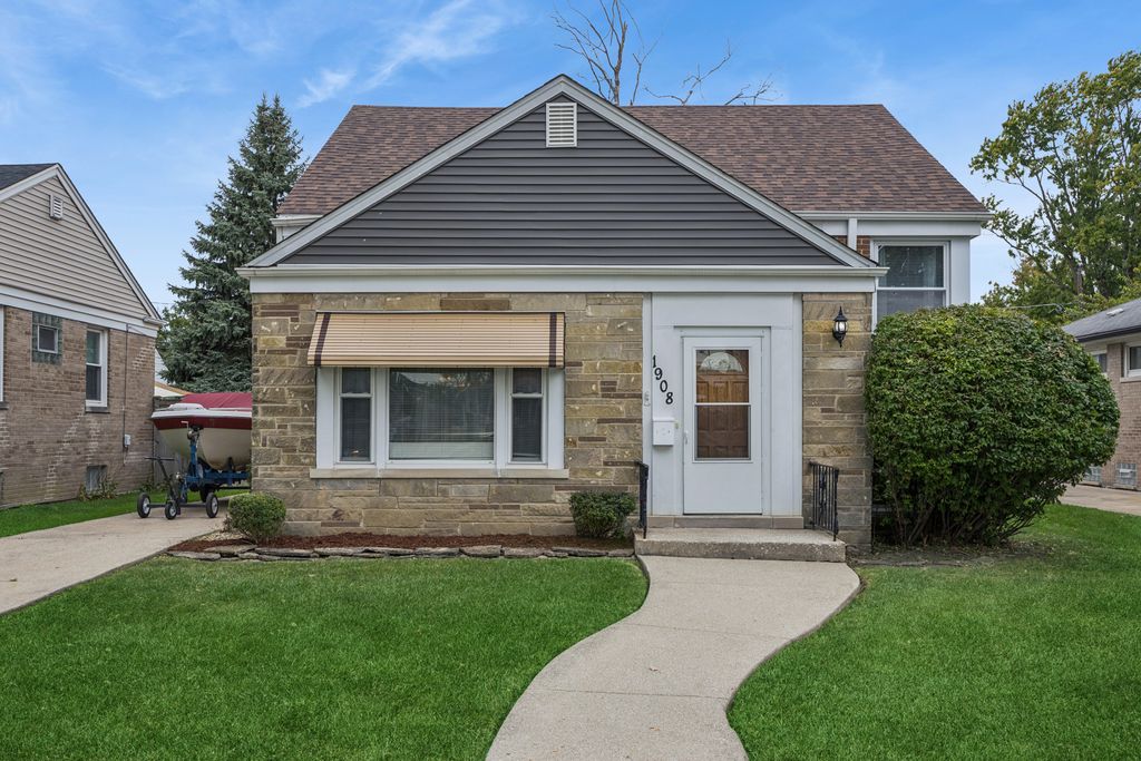 Photo for 1908 BELLEVIEW Avenue, Westchester, IL 60154 (MLS # 12492118)