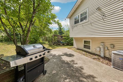Tiny photo for 710 Greenbriar Lane, Lindenhurst, IL 60046 (MLS # 12437518)