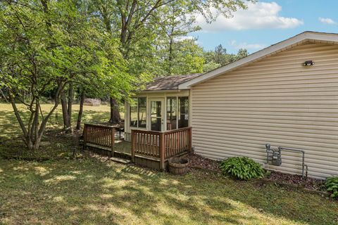 Tiny photo for 710 Greenbriar Lane, Lindenhurst, IL 60046 (MLS # 12437518)