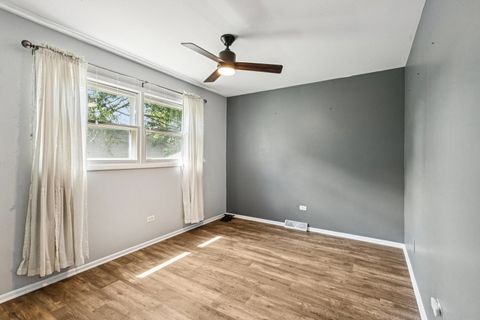 Tiny photo for 710 Greenbriar Lane, Lindenhurst, IL 60046 (MLS # 12437518)