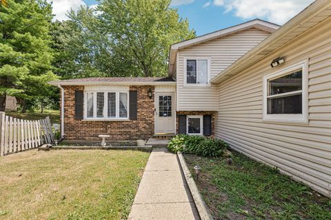 Tiny photo for 710 Greenbriar Lane, Lindenhurst, IL 60046 (MLS # 12437518)