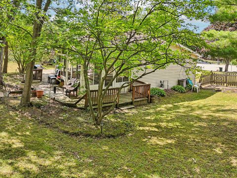 Tiny photo for 710 Greenbriar Lane, Lindenhurst, IL 60046 (MLS # 12437518)