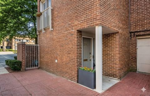 Tiny photo for 2316 N Lakewood Avenue, Chicago, IL 60614 (MLS # 12599460)